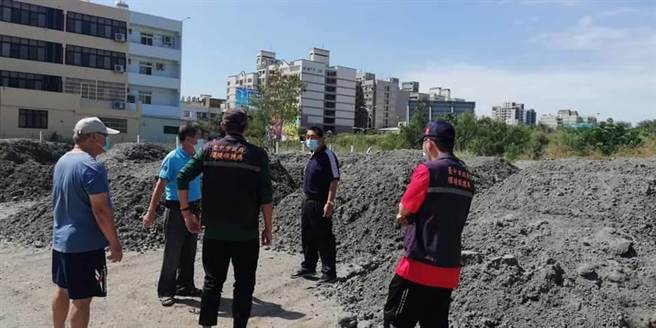 梧栖区顶寮里两处空地遭堆置土方造成尘土飞扬。(里长钟金水提供)