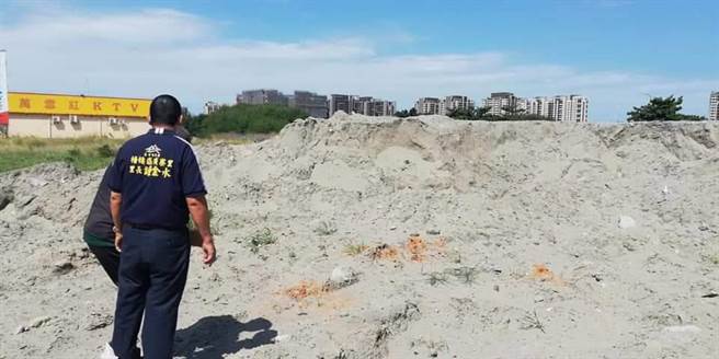 梧栖区顶寮里两处空地遭堆置土方造成尘土飞扬。(里长钟金水提供)