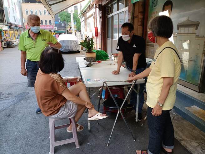 城中城隔壁大樓住戶求助里長林傳富（右二），表示大樓共30戶，但目前實際居住的僅15戶，她們有心要成立管委會、通過消防安檢，但都沒人告訴他們該怎麼做。（袁庭堯攝）