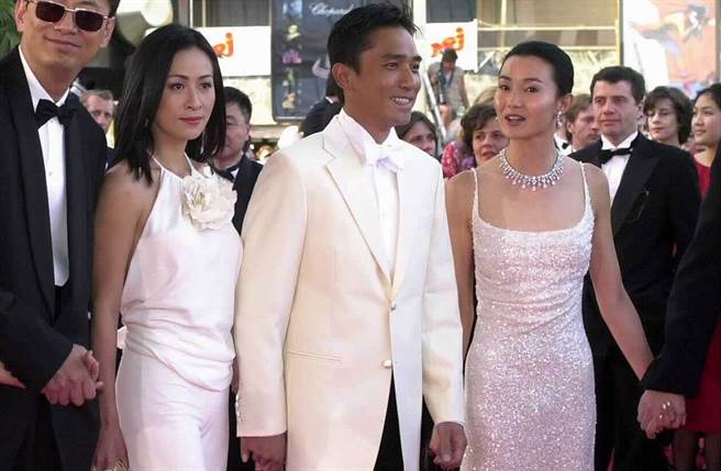 梁朝伟牵着刘嘉玲和张曼玉走上红毯。(资料照)