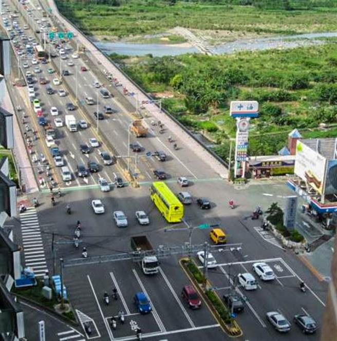 連接新竹縣市的台1線頭前溪大橋，每天交通尖峰時段車潮多。（新竹縣議會提供。羅浚濱新竹傳真）