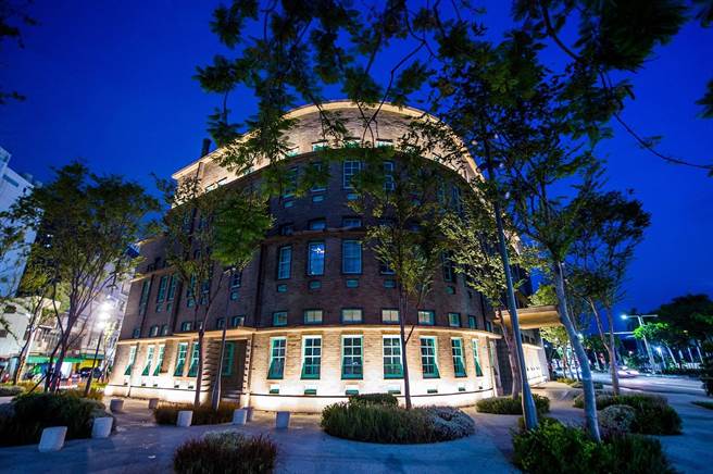 嘉義市立美術館夜色迷人。（嘉義市政府提供）