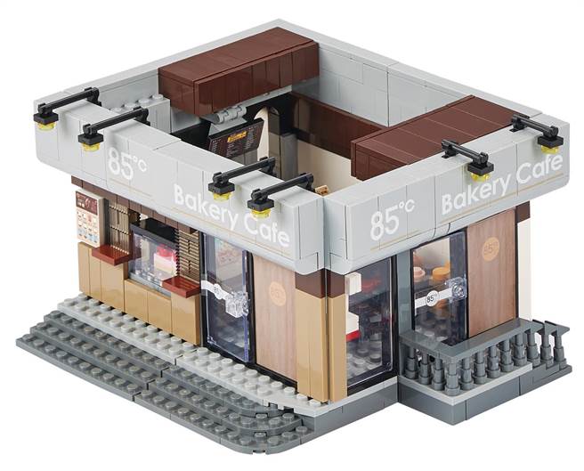 85℃去年推出门市积木引，21日再加码推出「玩转八五2.0」，精准还原全台最时尚的85度C台北景美店。（美食达人提供／冯惠宜台中传真）