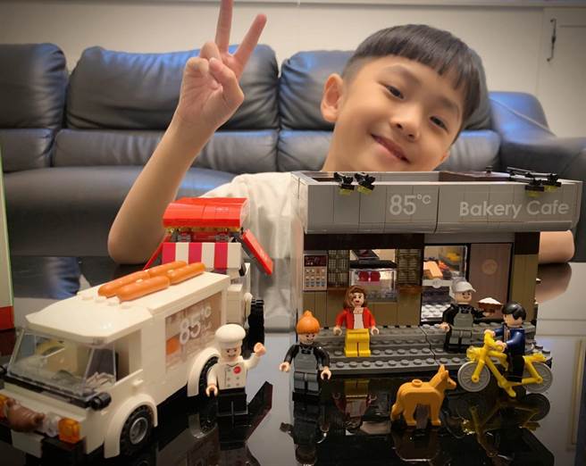 85℃去年推出门市积木引发热潮，今年再加码推出「玩转八五2.0」，七款积木模型，限量发行6万组。（美食达人提供／冯惠宜台中传真）
