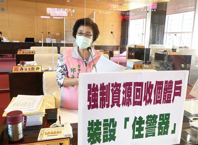 邱素贞指出，旧式集合住宅区住户装设「住警器」，如意外发生可即时警报增加逃生机会。(陈世宗摄)