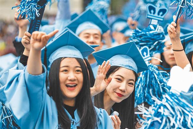 美國紐約州立大學水牛城分校至少30名中國籍留學生的F-1簽證失效，開學僅一個月即面臨強制驅離。中國駐紐約總領事館已介入協調。（圖／新華社）