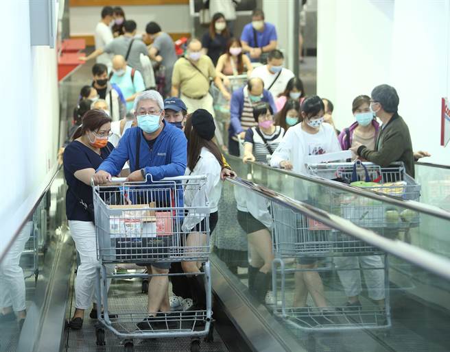 有网友逛好市多时惊见一夯物几乎「每车一袋」，忍不住想问：厉害吗？图为五倍券启用后，卖场出现採买人潮。(示意图非当事人/陈怡诚摄)