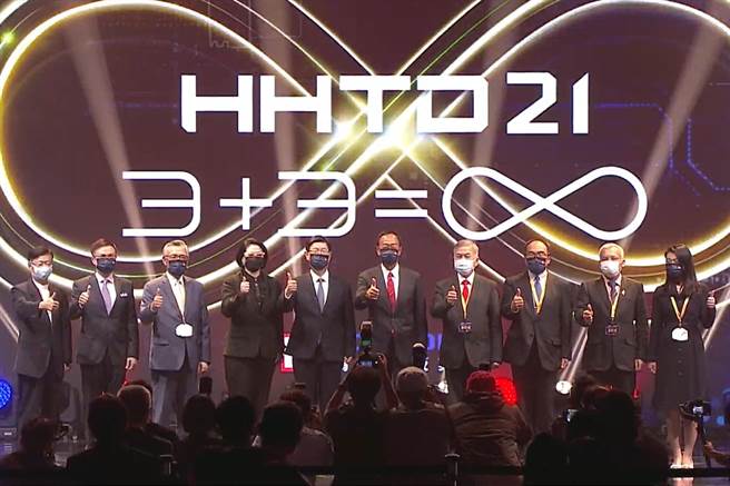 2021鸿海科技日18日于南港展览馆二馆登场，包括行政院副院长沈荣津(右4)，鸿海创办人郭台铭(右5)、董事长刘扬伟(左5)、裕隆集团执行长严陈莉莲(左4)等贵宾均到场共襄盛举。（记者林资杰摄）