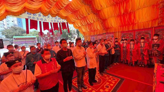 高雄「城中城」酿成46死悲剧，高雄道德院发动联合高雄各道教宫庙，18至20日举行超渡法会，盼透过法会超渡事故中往生的亡魂。（柯宗纬摄）