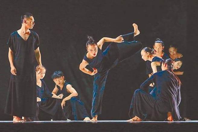 雲門舞集首次參與世界芭蕾日，將帶觀眾看舞團平常的幕後與排練生活。圖為鄭宗龍舞作《十三聲》。（本報資料照片）