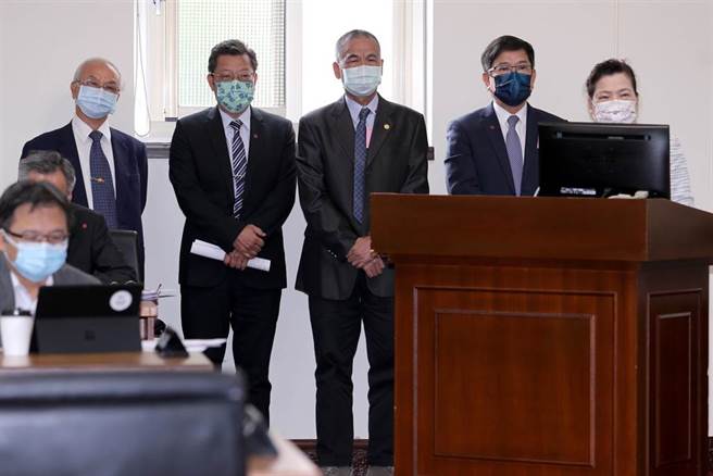 经济部长王美花（右起）18日赴立法院报告并备询，台电董事长杨伟甫、台湾中油总经理兼代理董事长李顺钦、台湾自来水公司总经理李嘉荣、台糖董事长陈昭义一起上台备询。（黄世麒摄）
