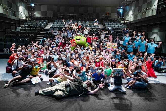 三发教育基金会携手台南市美术馆，开启南部地区首例在图书馆以外场域推动读书角落的艺术结合阅读服务体验，自今年10月起，展开为期1年的「发发爱读书角落计画」。（柯宗纬翻摄）