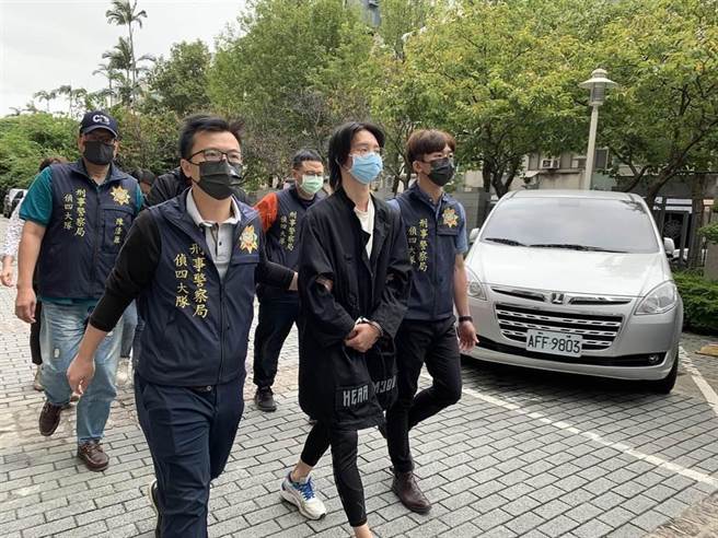 26岁百万YouTuber小玉（本名：朱玉宸），近期遭检警追查发现，他利用AI技术DeepFake软体，将正妹民代黄捷、高嘉瑜等名人的脸合成在谜片女优身上，遭到逮捕。（图/蔡雯如翻摄）