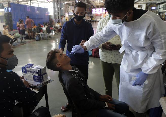 地方官员将疫情的趋缓归功于广泛的疫苗接种覆盖率。(图/美联社) 