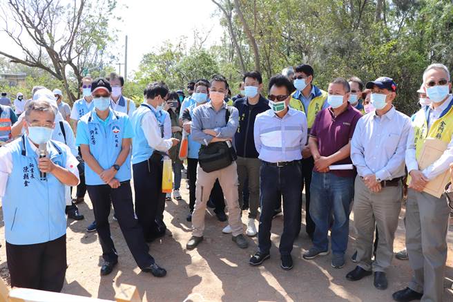 金門縣議長洪允典（右四）今天帶領議會團隊偕縣府相關局、處長，下鄉考察5項重大工程執行現況。（金門縣議會提供）
