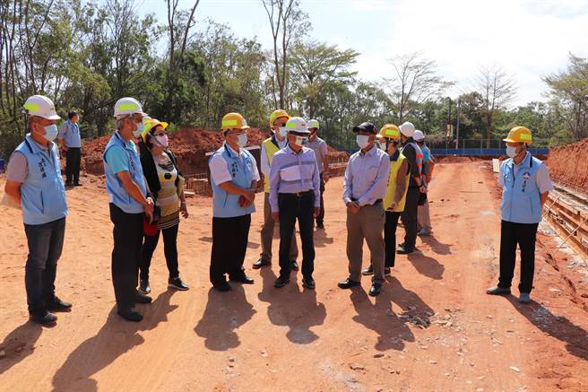 金門縣議長洪允典（中）今天帶領議會團隊偕縣府相關局、處長，下鄉考察5項重大工程執行現況。（金門縣議會提供）