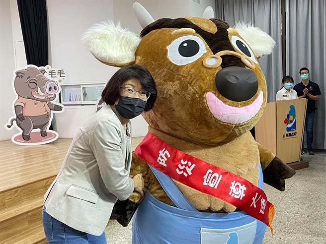 台东县政府18日举行灾害防救深耕成果发表会，县长饶庆铃为「羌爸」颁授为防灾宣导大使。（庄哲权摄）