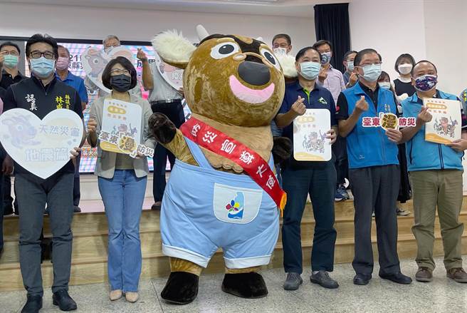 台东县政府18日举行灾害防救深耕成果发表会，县长饶庆铃为「羌爸」颁授为防灾宣导大使。（庄哲权摄）
