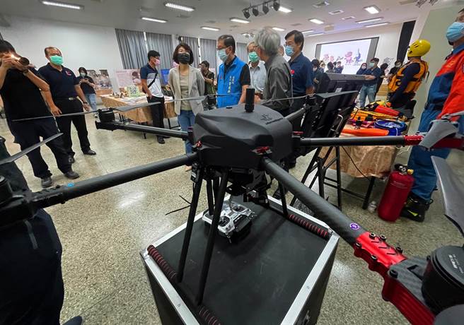 台东县政府18日举行灾害防救深耕成果发表会，会场中展示新款救灾利器6轴无人机。（庄哲权摄）