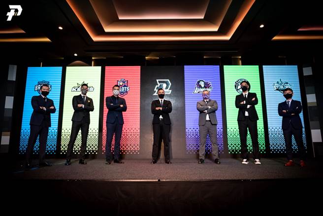 PLG执行长陈建州(中)与6队总经理宣告新球季即将开打。(PLG提供)