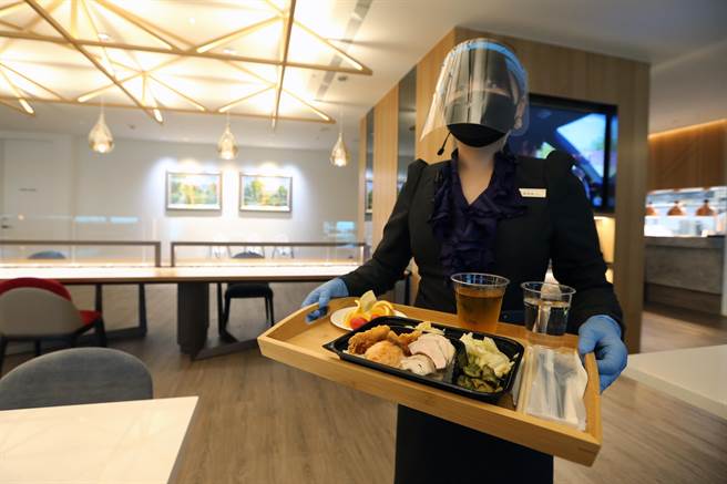 為了內用解禁，機場商務貴賓室也將全面開放飲食，為了提供貴賓級的禮遇，除採用一人一座的位置規劃，也已設計好個人套餐方便民眾享用。（陳麒全攝）
