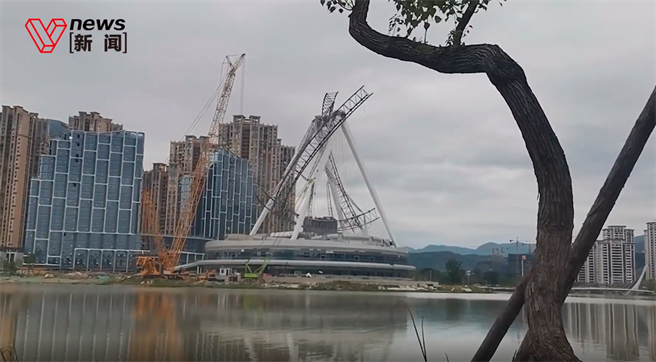 號稱福建最高摩天輪在建造中崩塌，傷亡不明，現場已封鎖。（圖／福建電視台視頻截圖）