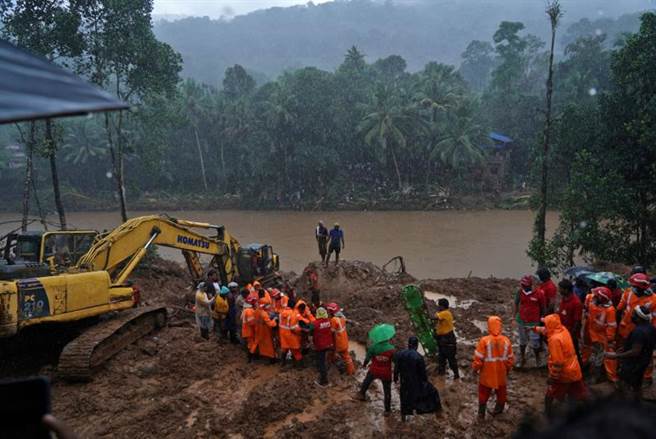 印度救災單位在雨勢未停時，就出動協助抗洪救災和救援行動。(圖/路透社)
