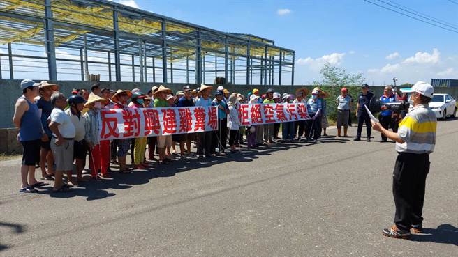 畜牧业是台南市重点农业项目，但这几年却屡传居民抗议畜牧场施设核准浮滥。（读者提供／张毓翎台南传真）