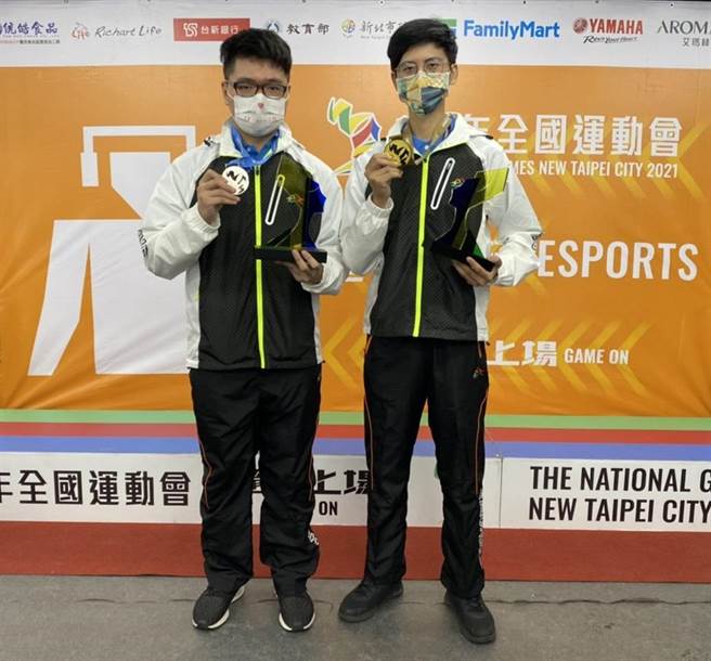 全國運史上首次電子競技《爐石戰記》，台中市選手盧彥竣、李承杰包辦金、銀牌。（台中市府提供／盧金足台中傳真）