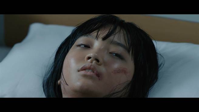 李彩恩饰演不断遭受继母虐待的「顺儿」。（车库娱乐提供）