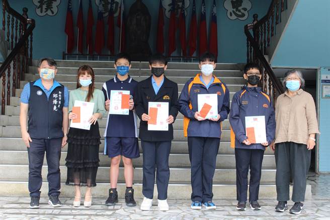 竹林學生團隊榮獲最佳合作默契獎，不僅展現同學們的創造力，也證明竹林學生的合作力。（竹林中學提供）