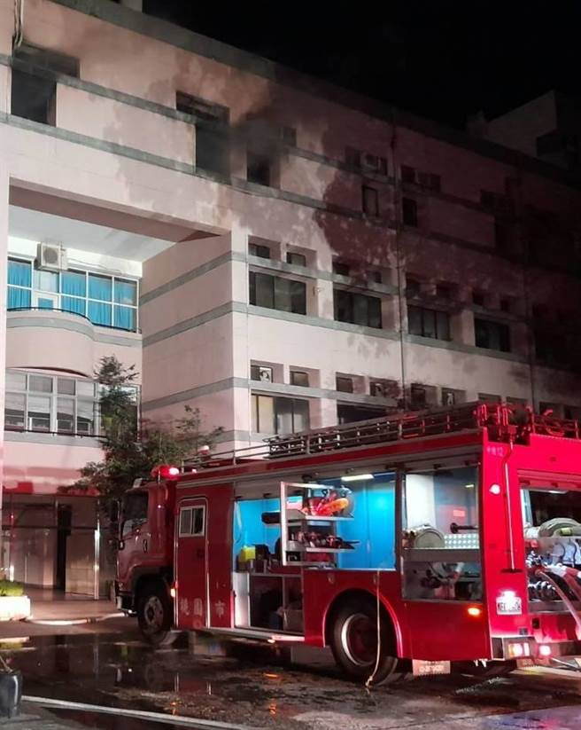 中央大學實驗室冒煙，消防員撲滅火勢無人員傷亡。(翻攝照片／呂筱蟬桃園傳真)