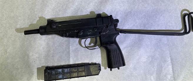 42岁张姓男子于假释期间鸣枪恐吓，犯案后17小时遭逮。（海山警分局提供）