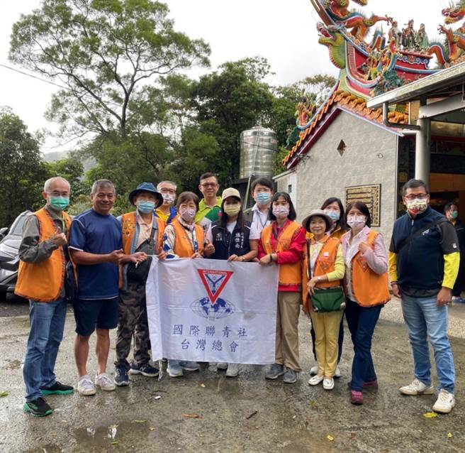 国际联青社台湾总会北区委员会总监马荣华、台北市中正国际联青社长吴玉山、北市指南里长张佳南联合举办「北区倩联茶园净山」。（吴玉山提供）
