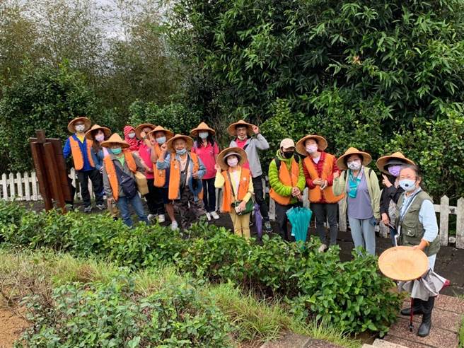国际联青社台湾总会北区委员会总监马荣华、台北市中正国际联青社长吴玉山、北市指南里长张佳南联合举办「北区倩联茶园净山」。（吴玉山提供）
