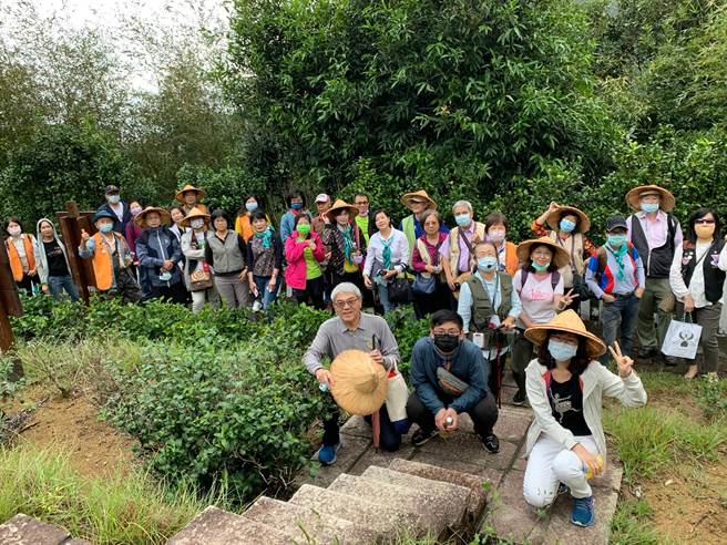 国际联青社台湾总会北区委员会总监马荣华、台北市中正国际联青社长吴玉山、北市指南里长张佳南联合举办「北区倩联茶园净山」。（吴玉山提供）