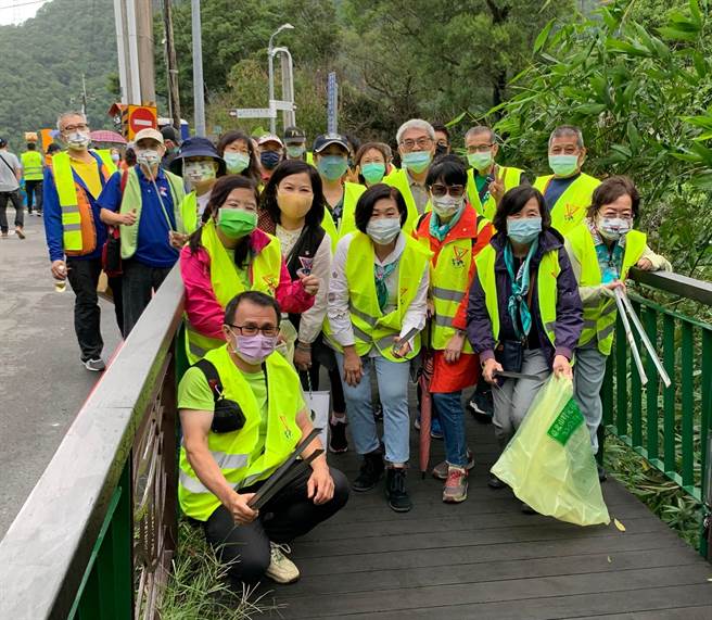 国际联青社台湾总会北区委员会总监马荣华、台北市中正国际联青社长吴玉山、北市指南里长张佳南联合举办「北区倩联茶园净山」。（吴玉山提供）