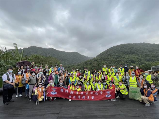 国际联青社台湾总会北区委员会总监马荣华、台北市中正国际联青社长吴玉山、北市指南里长张佳南联合举办「北区倩联茶园净山」。（吴玉山提供）