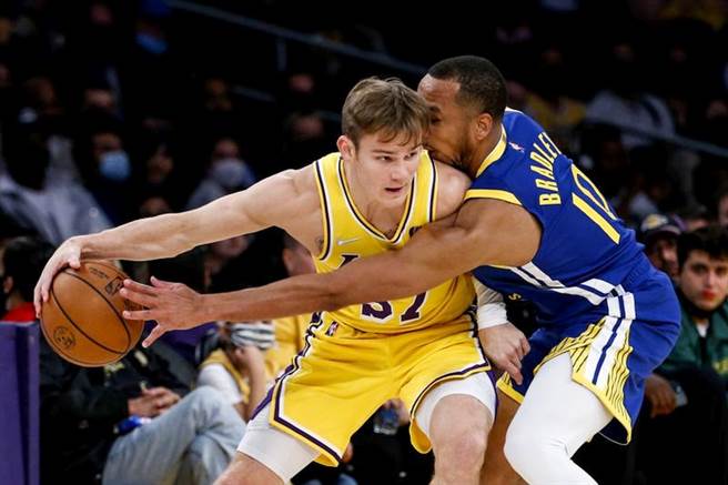 NBA新球季 篮网、湖人分区夺冠看好度最高？图为洛杉矶湖人在NBA热身赛对战金州勇士。（美联社资料照）