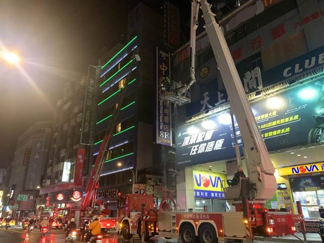 桃園市消防局第一大隊18日到桃園火車站前商圈的復興路99號進行消防搶救演練，並出動2台雲梯車馳援，過程逼真。(蔡依珍攝)