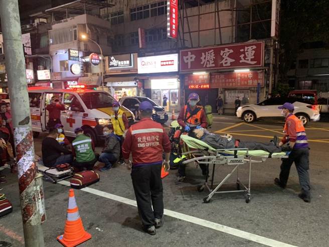 桃園市消防局第一大隊18日到桃園火車站前商圈的復興路99號進行消防搶救演練，並出動2台雲梯車馳援，過程逼真。(蔡依珍攝)