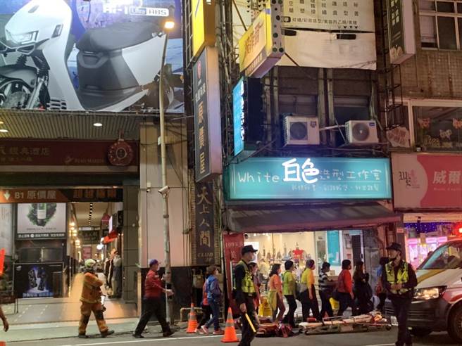 桃園市消防局第一大隊18日到桃園火車站前商圈的復興路99號進行消防搶救演練，並出動2台雲梯車馳援，過程逼真。(蔡依珍攝)