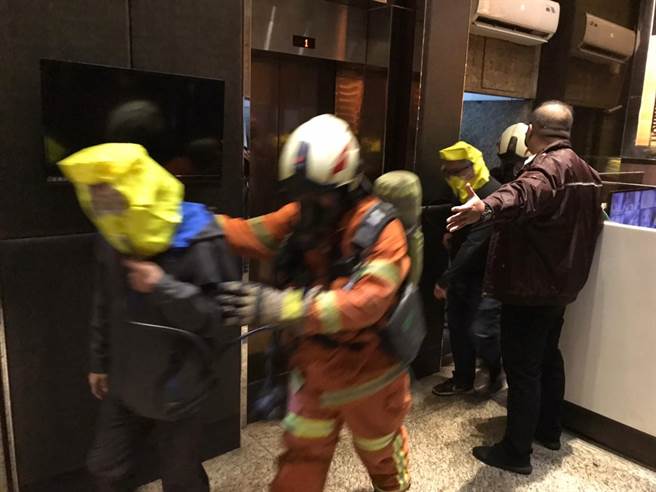 桃園市消防局第一大隊18日到桃園火車站前商圈的復興路99號進行消防搶救演練，並出動2台雲梯車馳援，過程逼真。(蔡依珍攝)