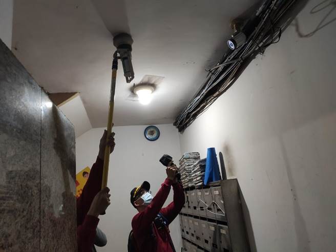 桃園市消防局第一大隊18日到桃園火車站前商圈的復興路99號進行消防搶救演練，並清查複合式大樓的消防安全設備。(蔡依珍攝)