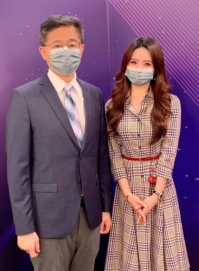 台湾运彩总经理林博泰(左)上时来运转节目，与主持人尉迟佩玉(右)谈运彩眉角。(林胜发摄)