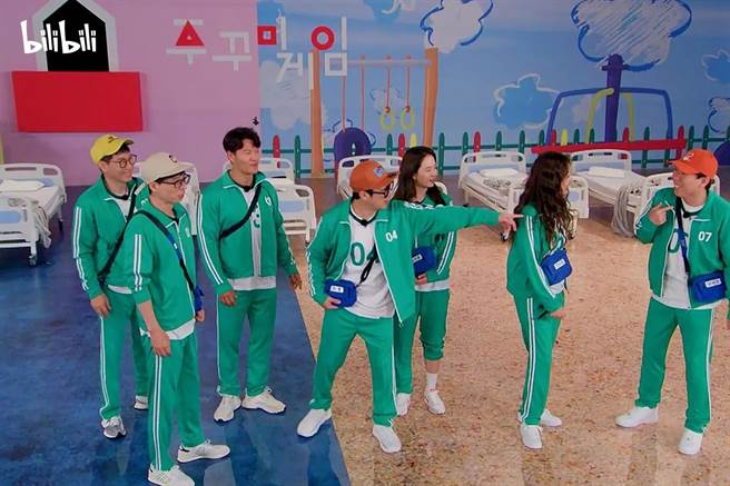《Runnig Man》成员穿上绿色运动服展开「小章鱼生存游戏」。（bilibili提供）