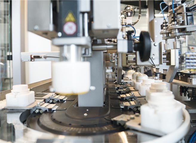 XTS输送技术用于封闭资生堂化妆品容器之紧凑型机器。图／倍福自动化提供