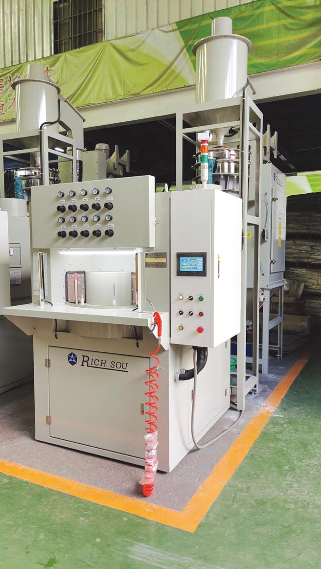 大锼科技圆盘式自动喷砂机，适用于精密3C、航太、生医、军规产业。图／大锼科技提供