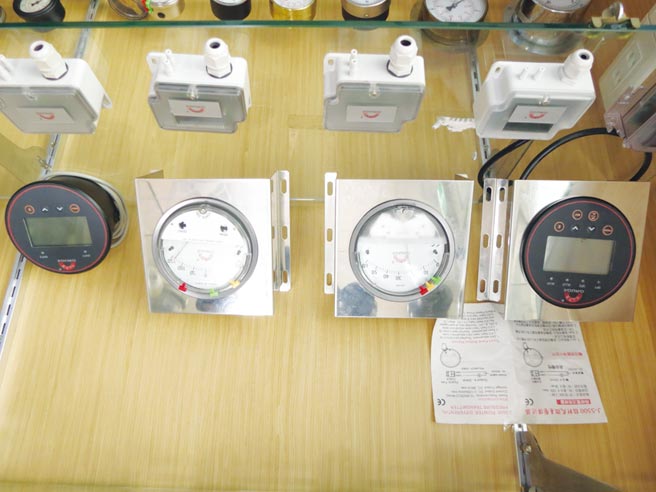 华记科技专业制造各式压力计提供业界。图／业者提供
