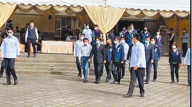 副总统赖清德昨赴高雄市立殡仪馆致哀城中城大火罹难者，低调不说一句话离开。（石秀华摄）